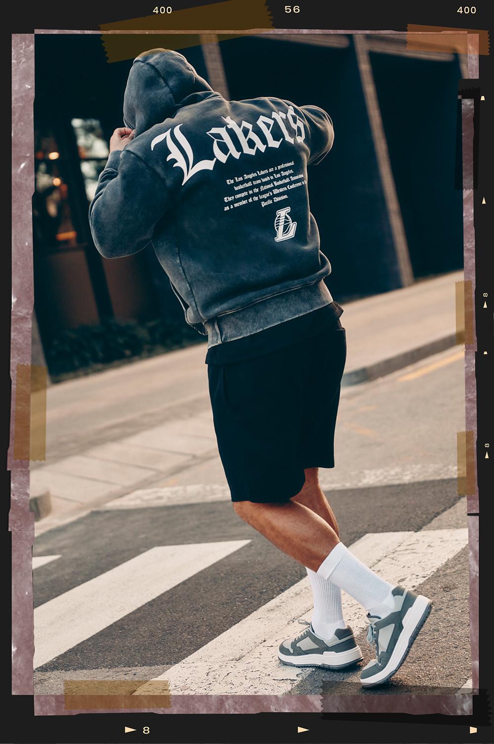 Josh porte un sweat à capuche LA Lakers gris