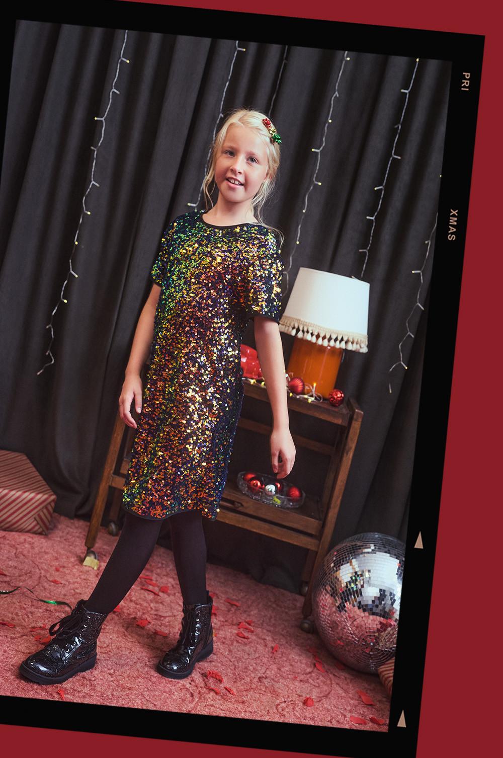 Kind in iriserende jurk met pailletten