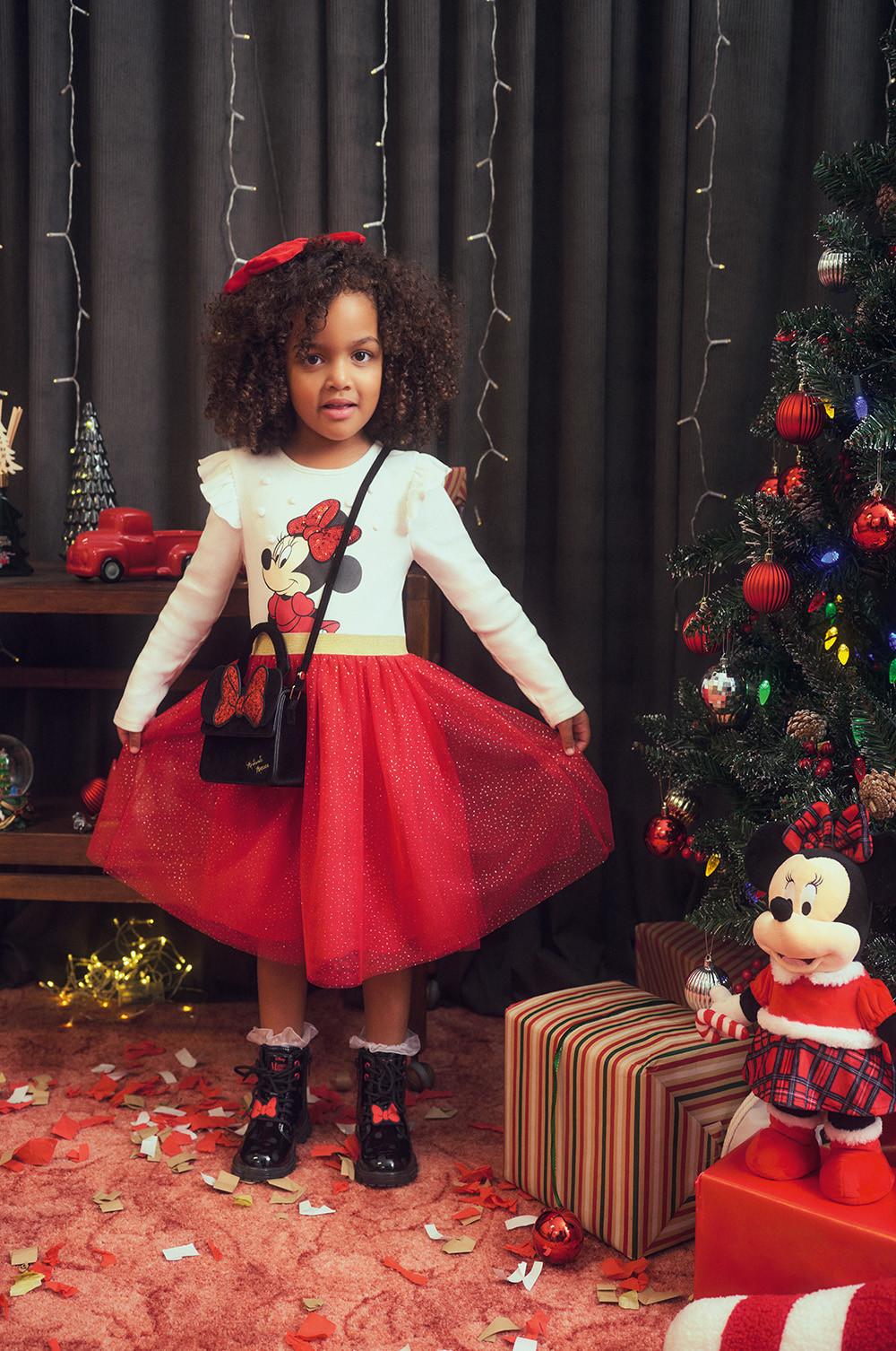Criança veste vestido de Natal com a Minnie