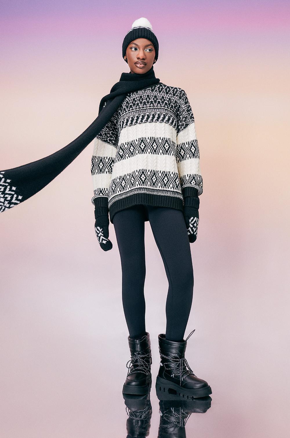 Model in schwarz-weißem Pullover mit Norwegermuster und passenden Accessoires