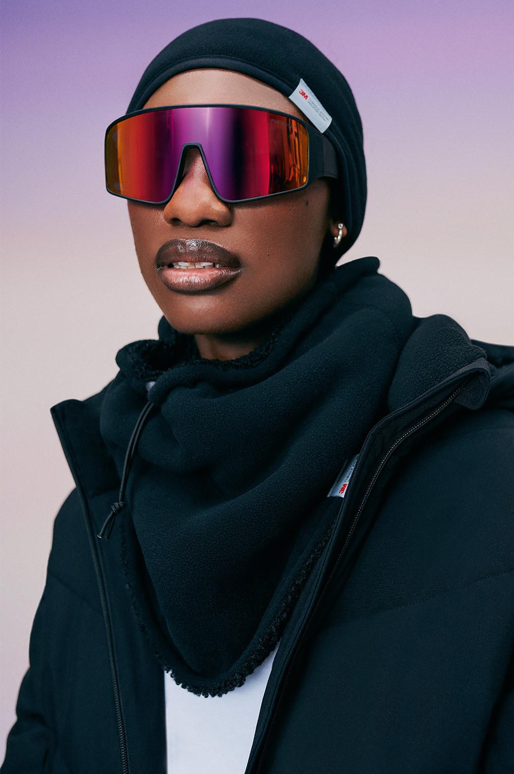 Model mit Skibrille, Loop-Schal und Thermomütze