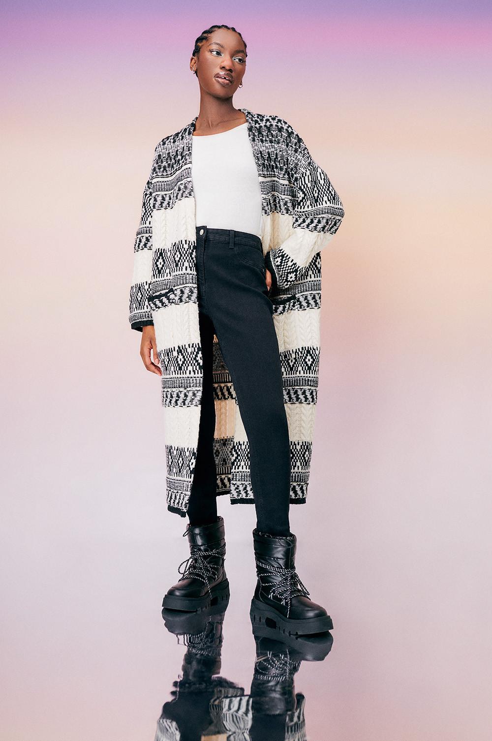Model in schwarz-weißem Cardigan mit Norwegermuster