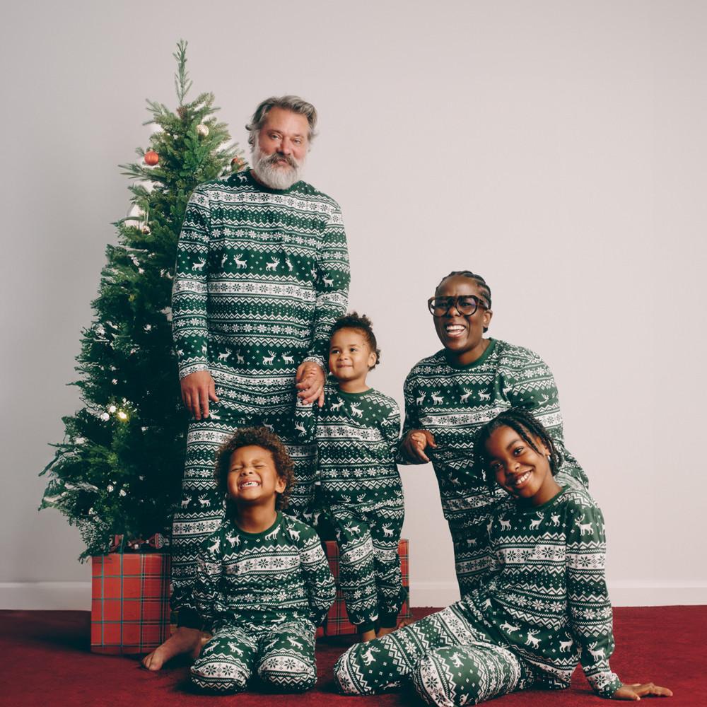 De hele familie in dezelfde pyjama