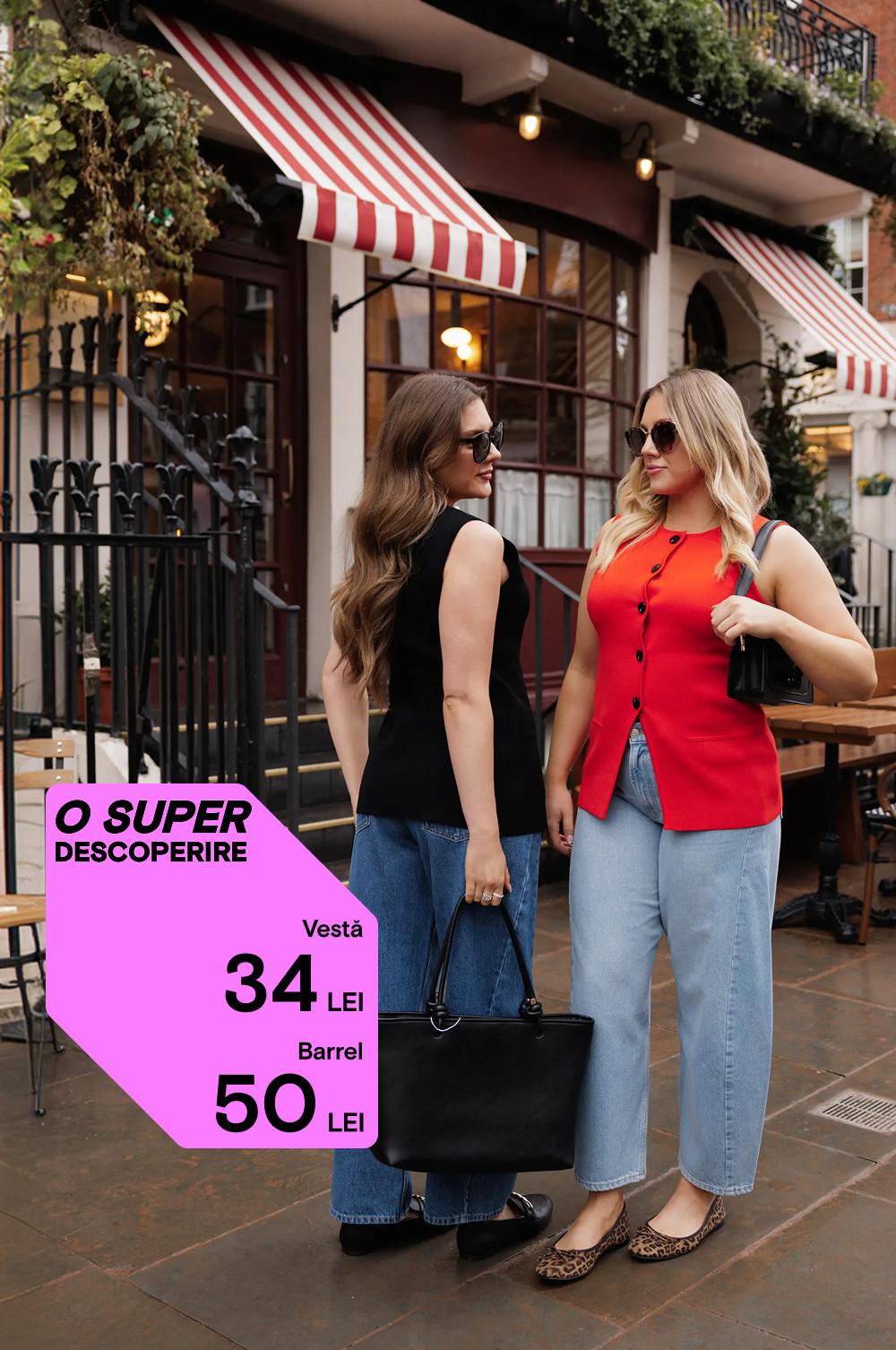 Două femei care poartă ochelari de soare și blugi din denim în fața unei cafenele cu copertine cu dungi roșii. Prezintă veste negre și roșii la prețul de 50-60 LEI.