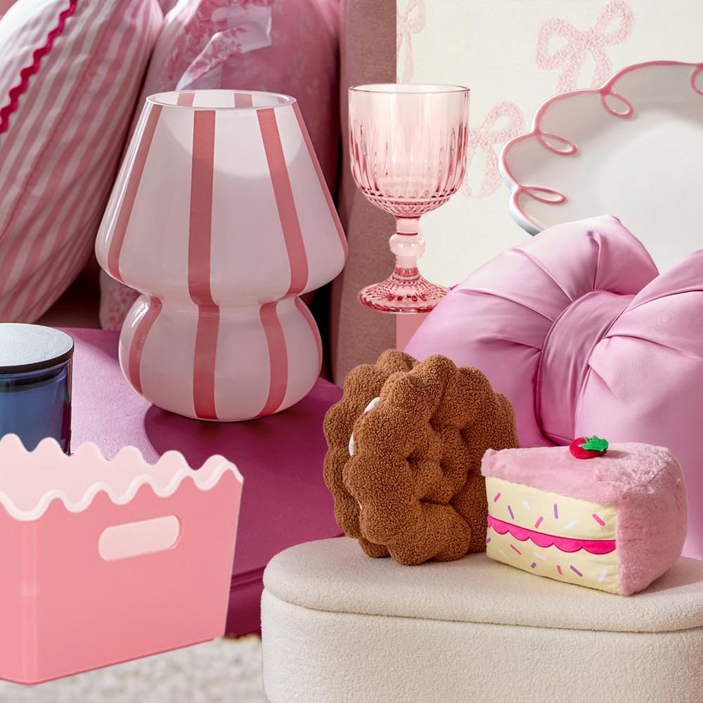 Collage mit Haushaltswaren: Tischlampe mit rosa Streifen, Weinglas aus Kristall, weißer Teller mit rosa Rand, Kissen aus Plüsch in Keks- und Kuchenform, rosa Aufbewahrungsbox mit rosa Wohnaccessoires.