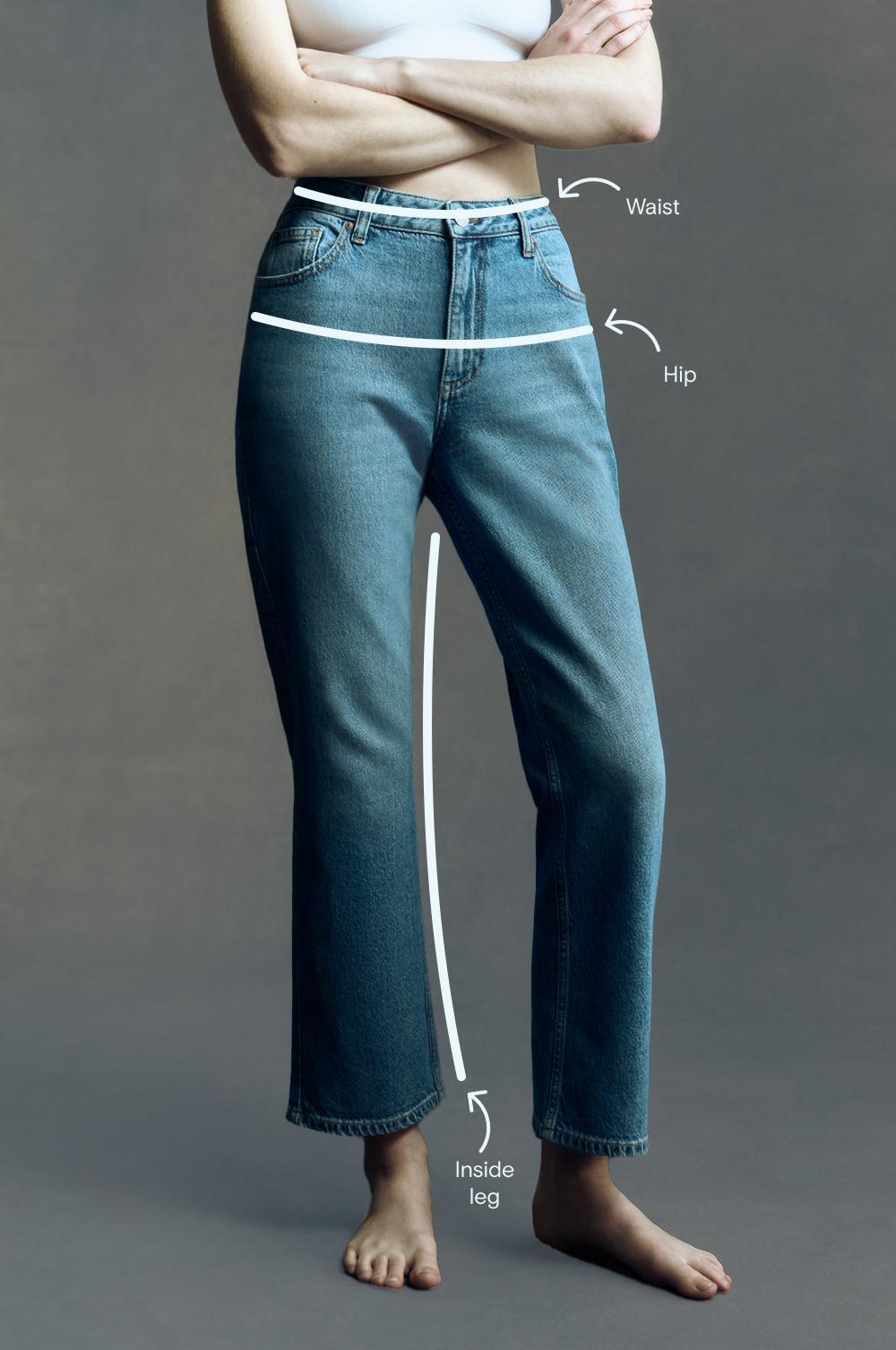 Blaue Jeans mit geradem Bein und Maßtabelle mit Pfeilen, die die Positionen von Taille, Hüfte und Innenbein anzeigen.