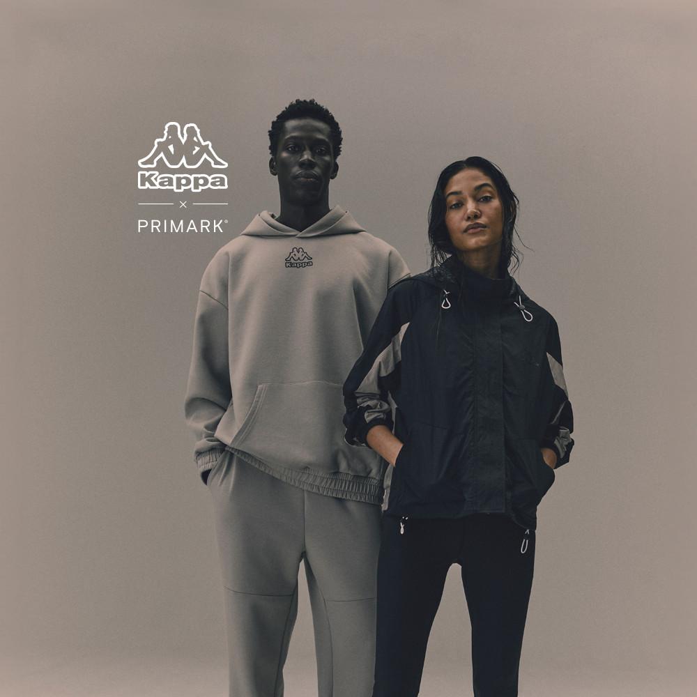 Kappa x Primark-Kollektion mit grauem Trainingsanzug mit Hoodie und schwarzer Trainingsjacke mit passender Hose in Studioaufnahme.