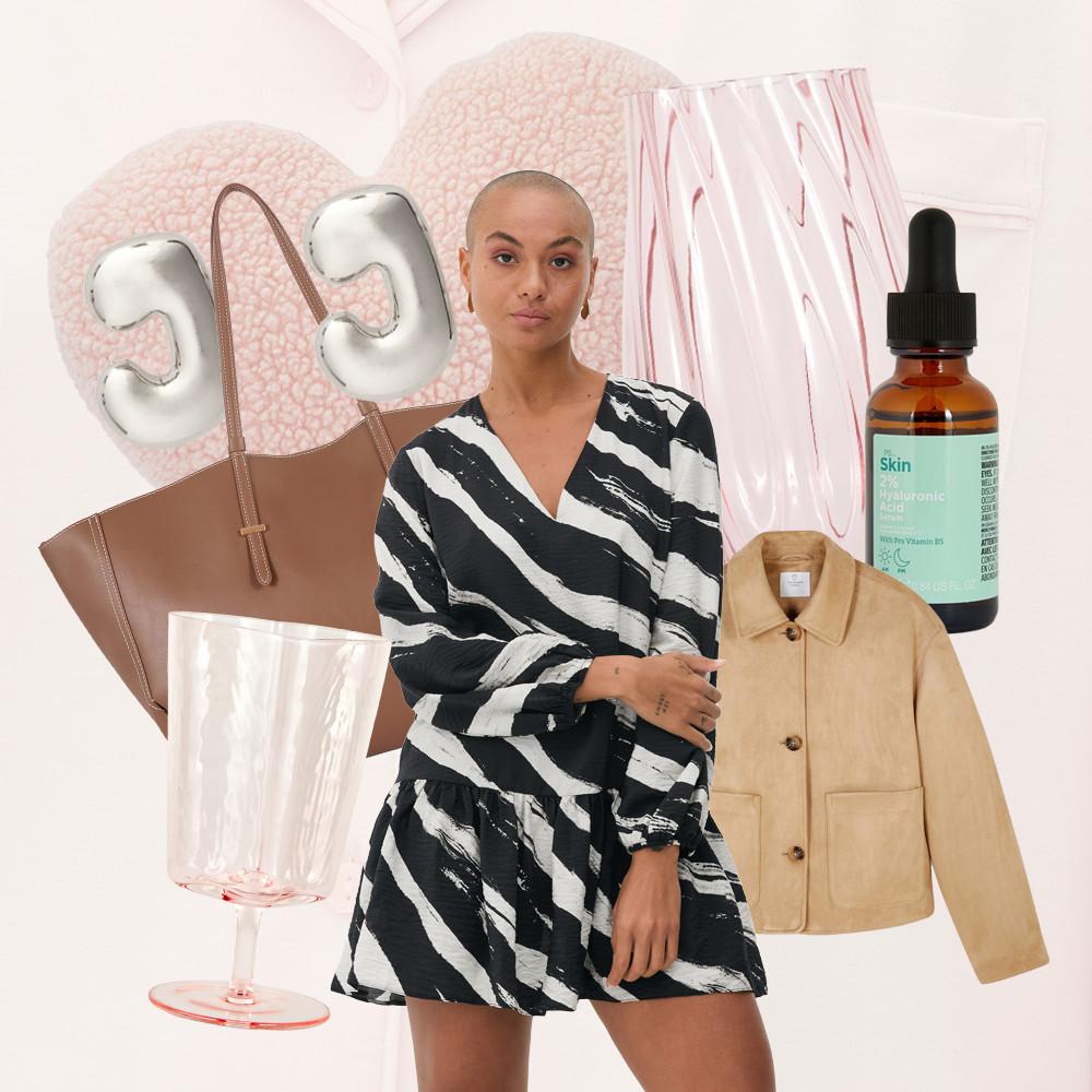 Model in schwarz-weißem Minikleid mit rosa Glas, Hautpflegetropfen, Wildlederjacke, Ohrringen und brauner Tasche hinter sich in einem Kreis
