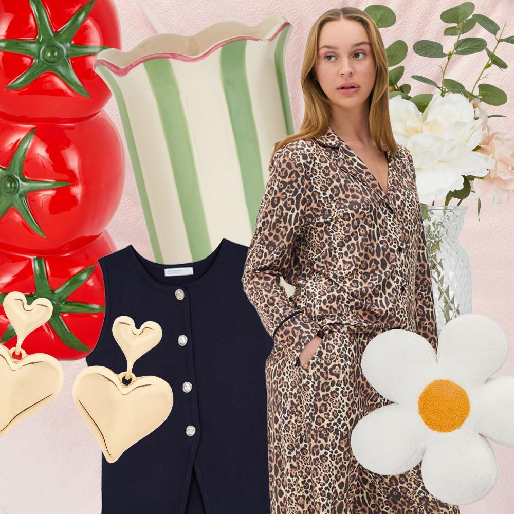 Modelo con vestido estampado, rodeada de varias prendas y artículos para el hogar, como tomates, un jarrón, flores, pendientes y un jersey de punto negro