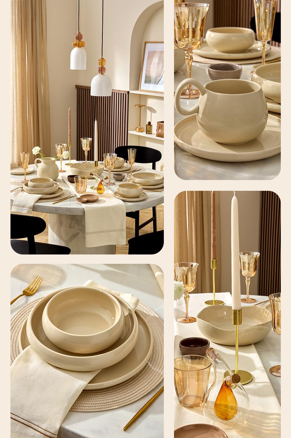 Eleganter Esstisch mit cremefarbenem Geschirr, goldfarbenen Gläsern, weißen Hängelampen und hohen Kerzen in messingfarbenen Kerzenhaltern.