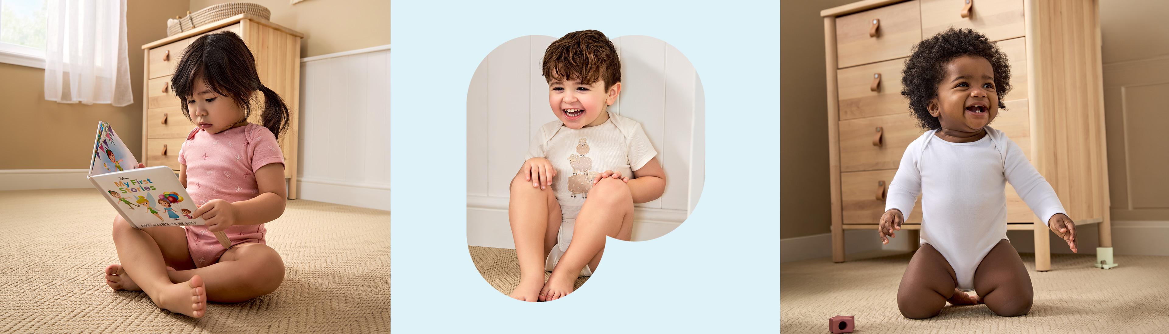 Trei bebeluși purtând bodyuri de bumbac în culorile roz, crem și alb, într-o cameră a bebelușului.