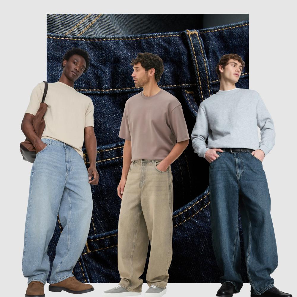 Tres modelos con looks de estilo informal, con vaqueros de pernera ancha y camisetas de corte holgado sobre un fondo de denim.