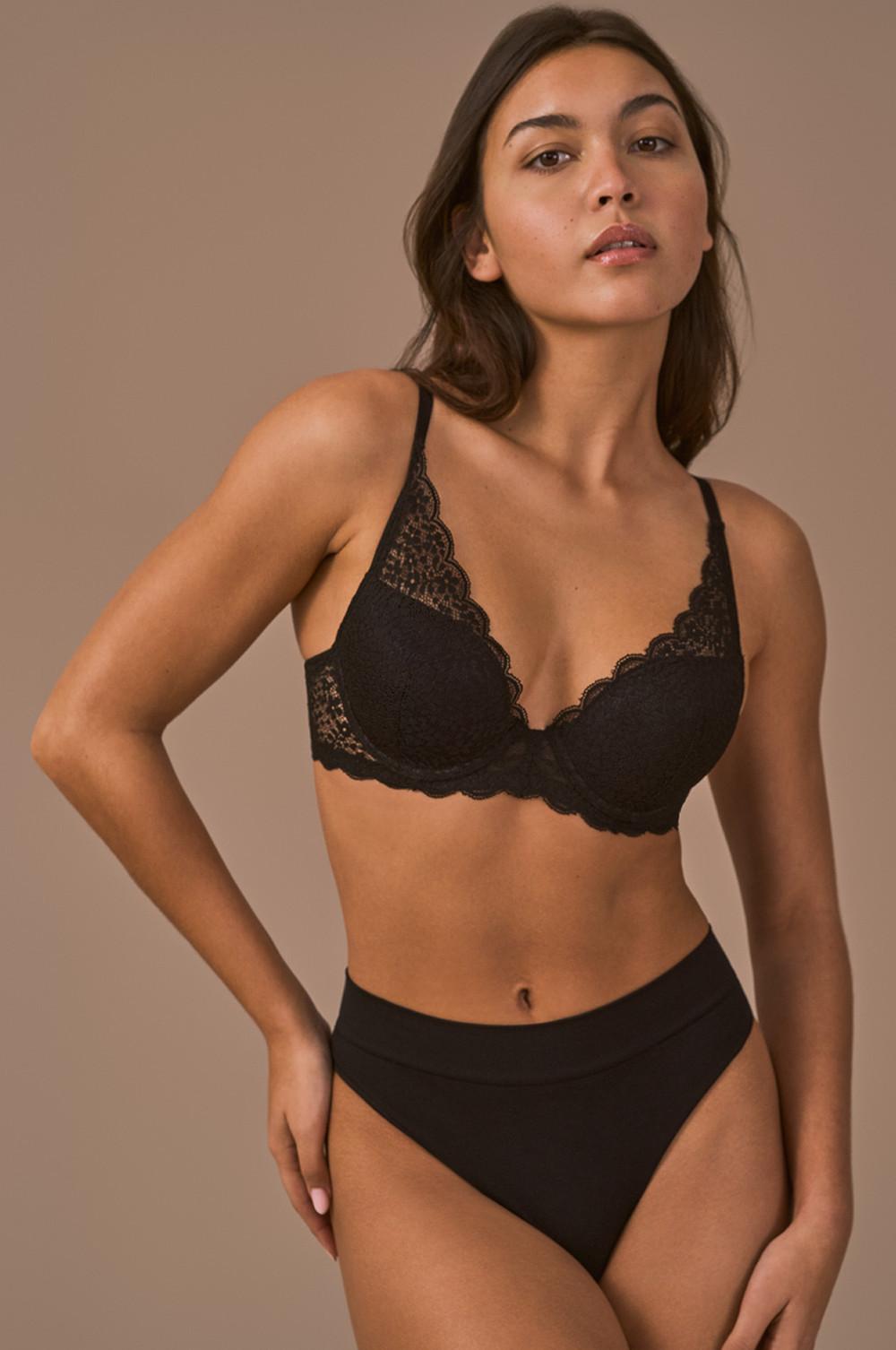 Mannequin portant un soutien-gorge et une culotte noirs