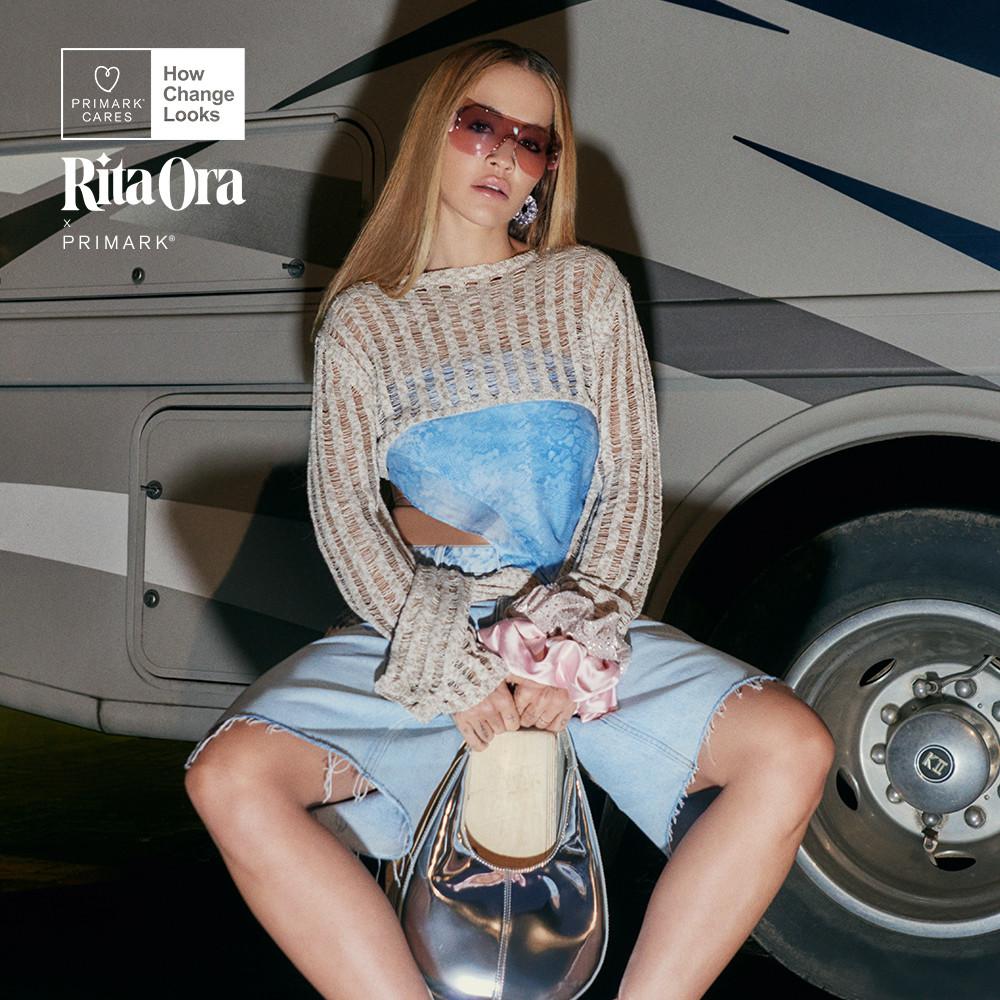 Rita v džínové sukni, bílém tílku a bandaně