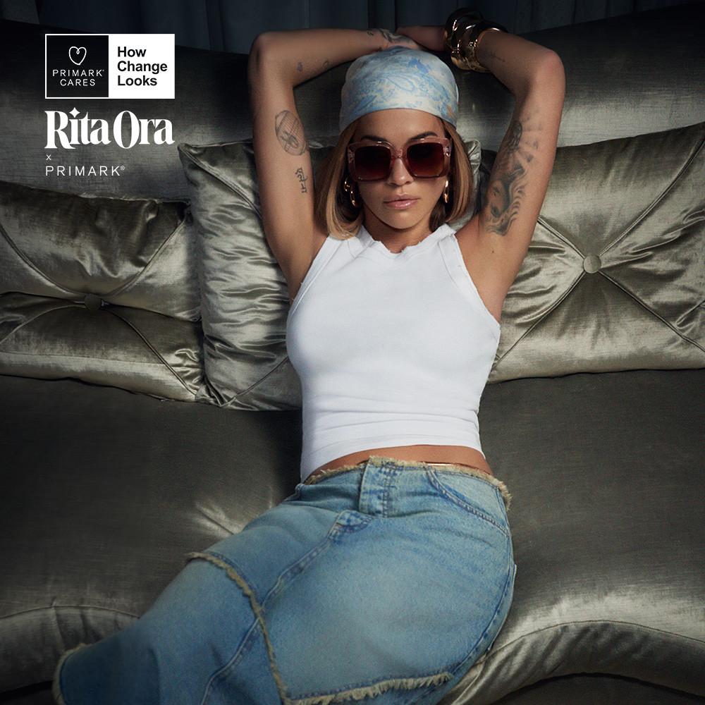 Rita veste calções tipo bermudas de ganga