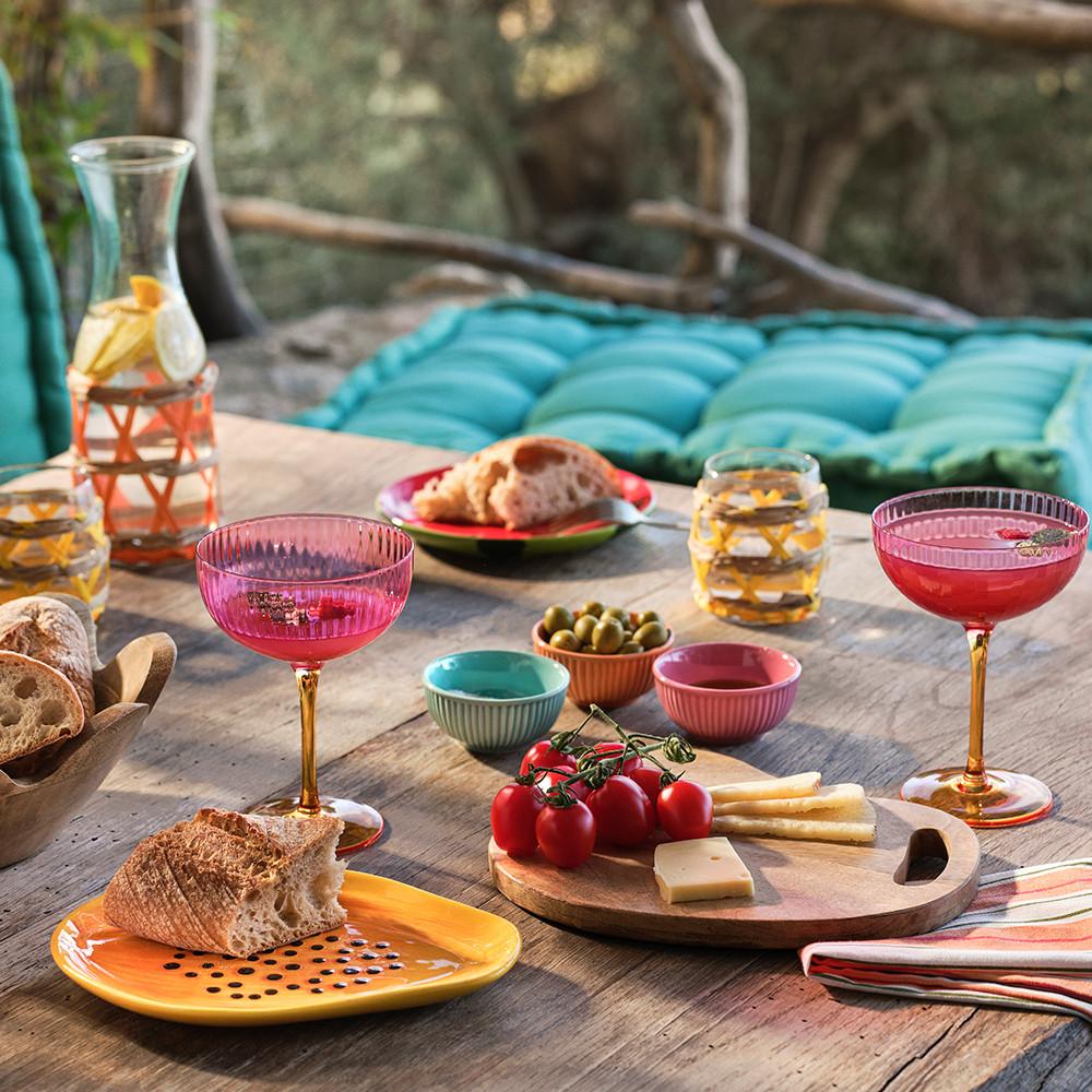 Image de verres colorés et d'assiettes décorées de fruits