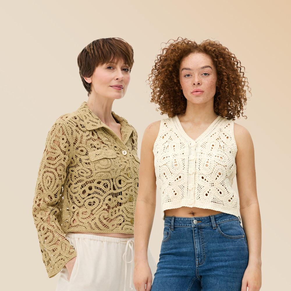 Zwei Models in gehäkelten Oberteilen – beigefarbenes langärmeliges Button-up zu weißer Hose und weißes ärmelloses Crop Top mit V-Ausschnitt zu Jeans.