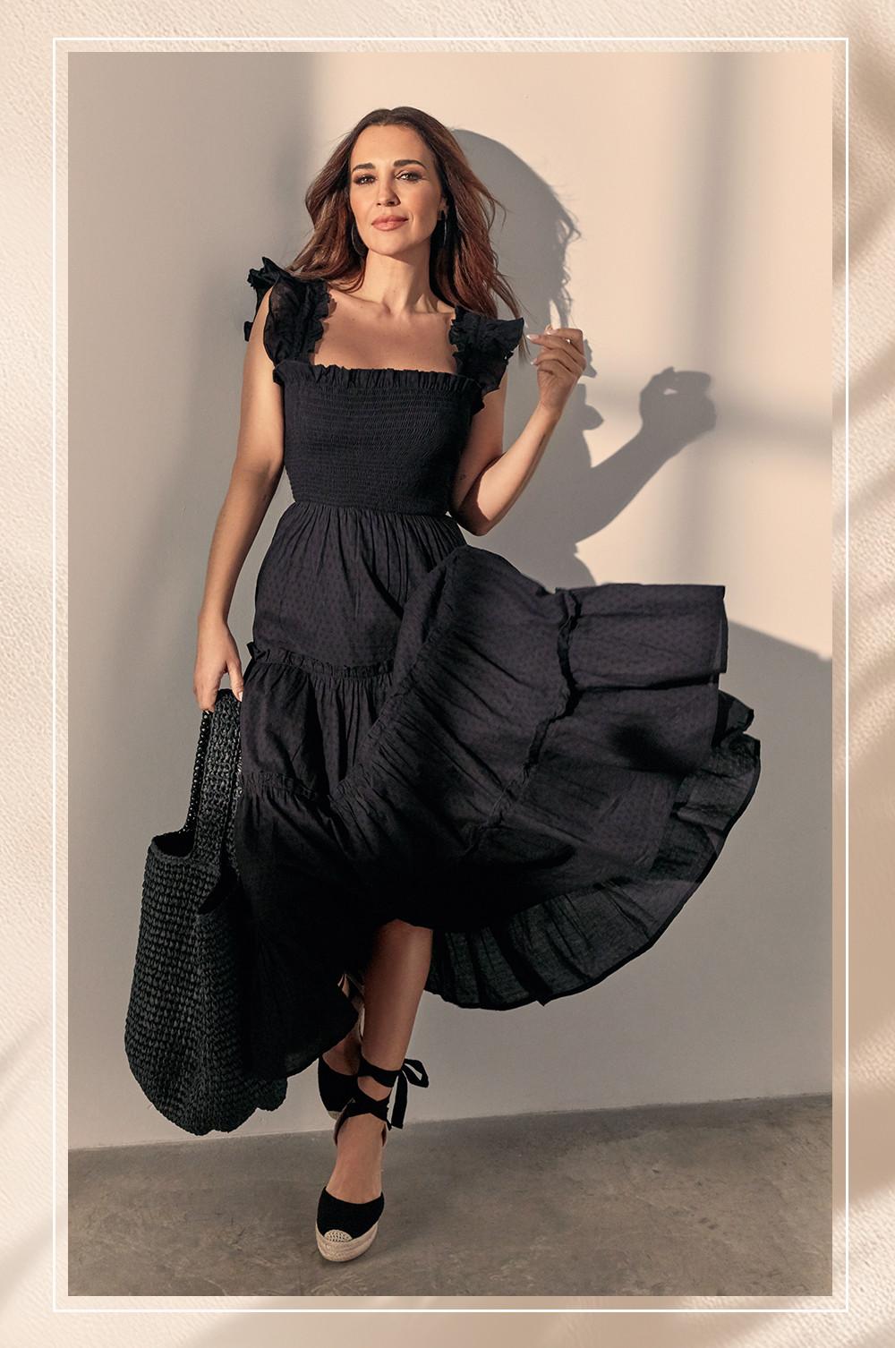 Paula con alpargatas y vestido negro largo casual