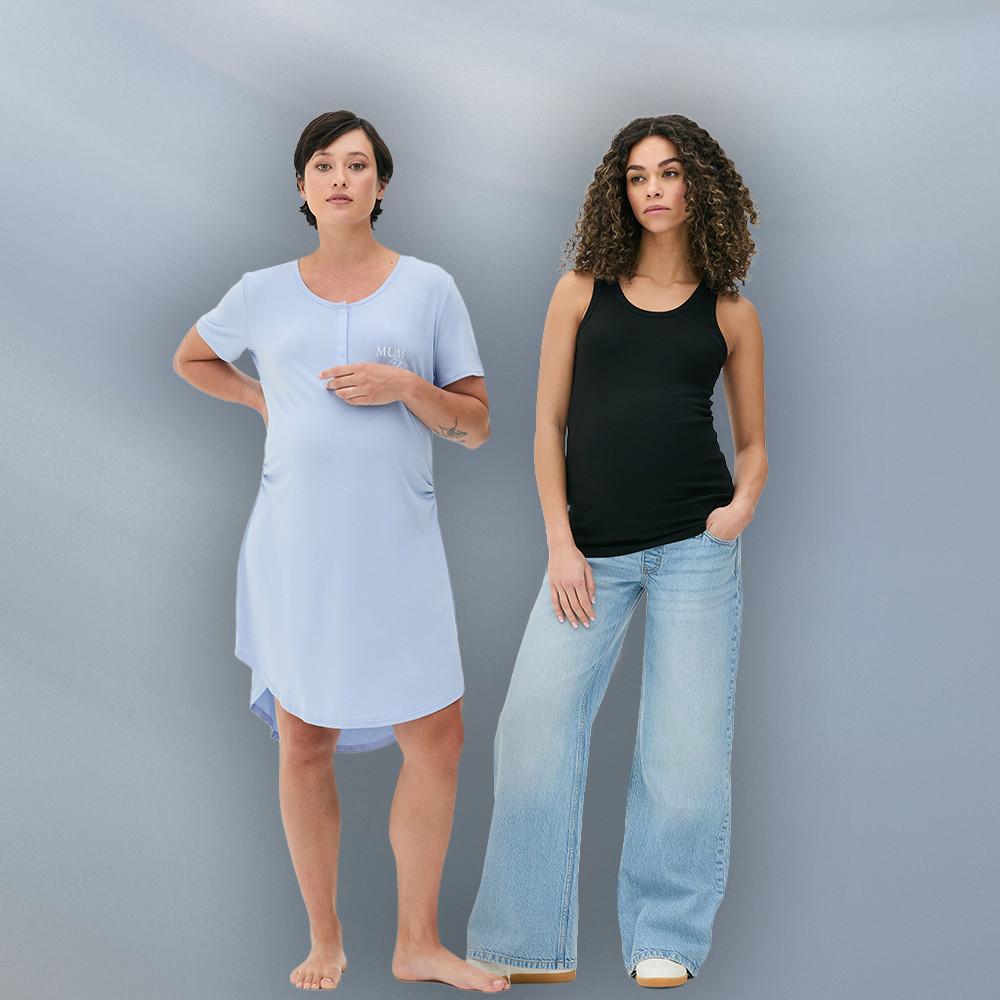 Zwei Models stehen nebeneinander, das eine trägt ein hellblaues, kurzärmeliges Kleid, das andere ein schwarzes Trägertop und hellblaue Jeans.