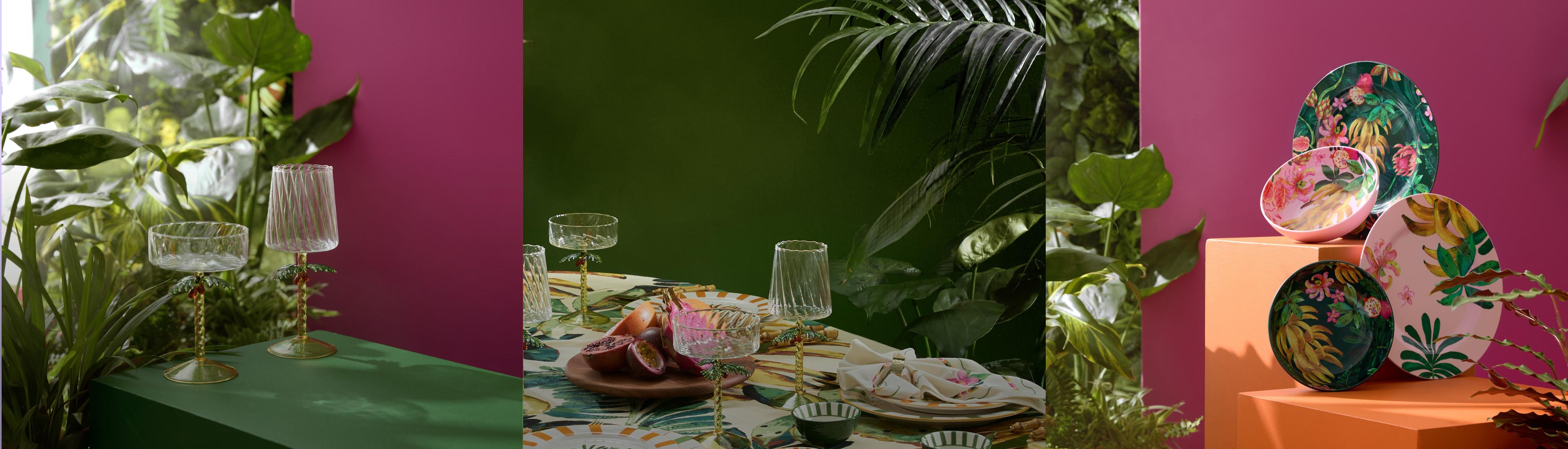 Tischgeschirr mit strukturierten Gläsern, Tellern mit Blumenmuster und Serviertellern mit botanischem Muster.