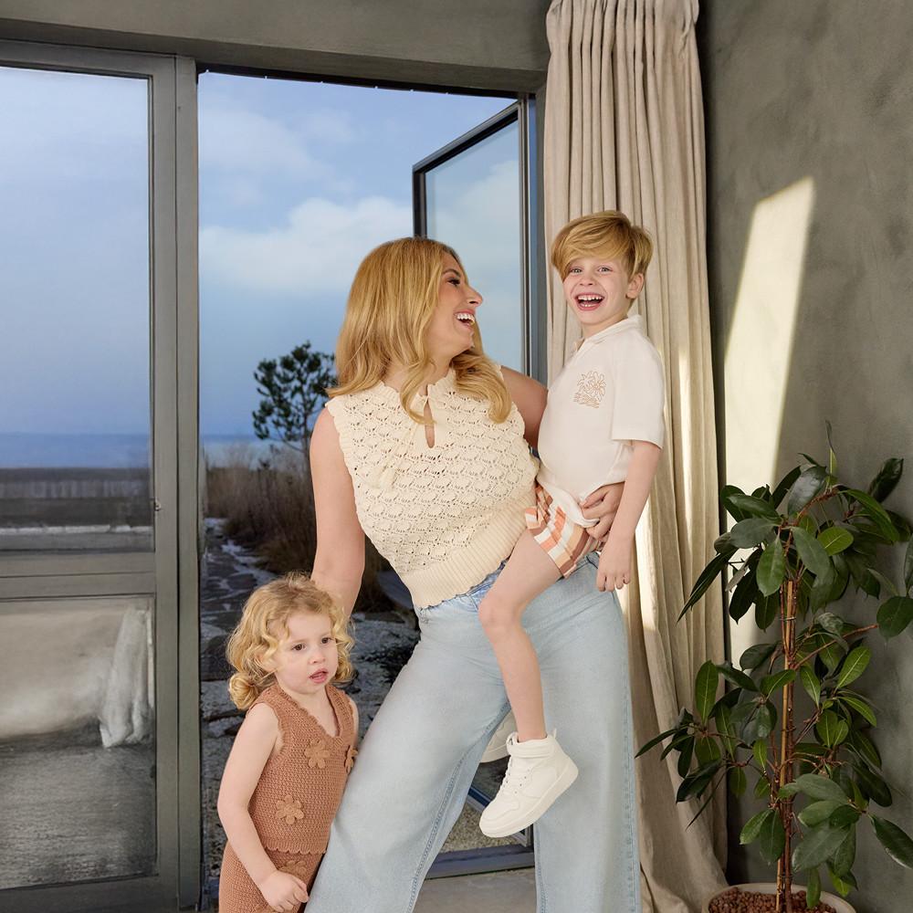 Stacey Solomon et ses enfants portent des pièces estivales en crochet issues de sa collection.