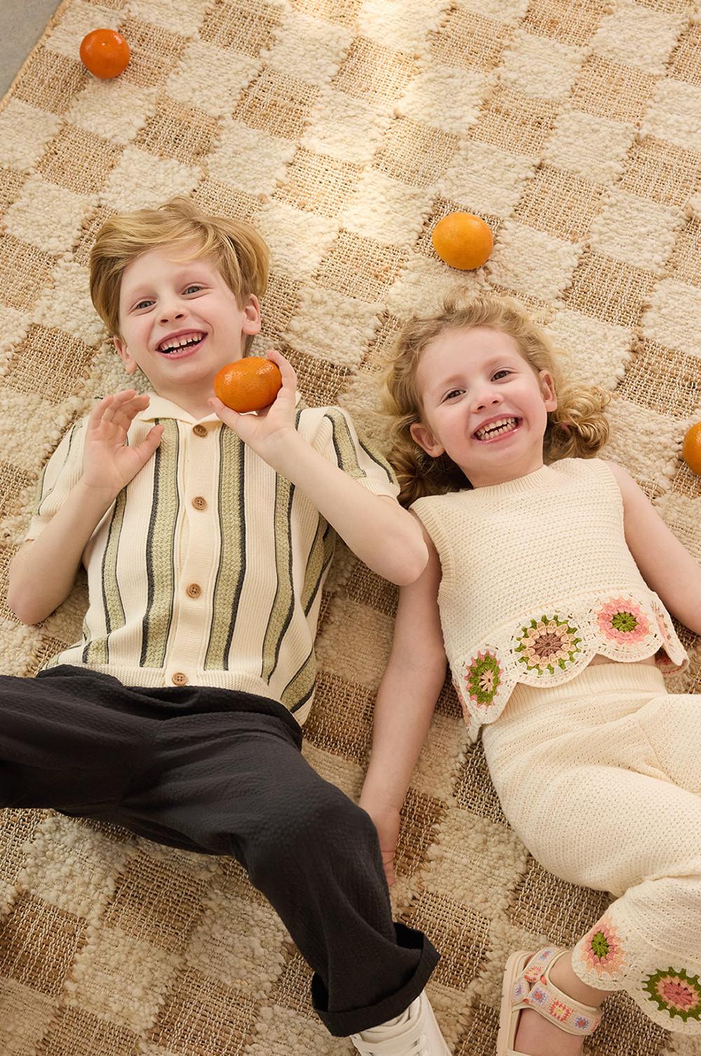 Niños con tops de crochet y pantalones con detalles florales