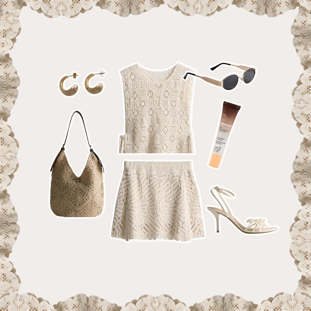 Cremefarbenes Häkel-Outfit im Flat-Lay-Stil mit passenden Accessoires, darunter eine Handtasche, Sandalen mit Absatz, eine Sonnenbrille und Creolen.