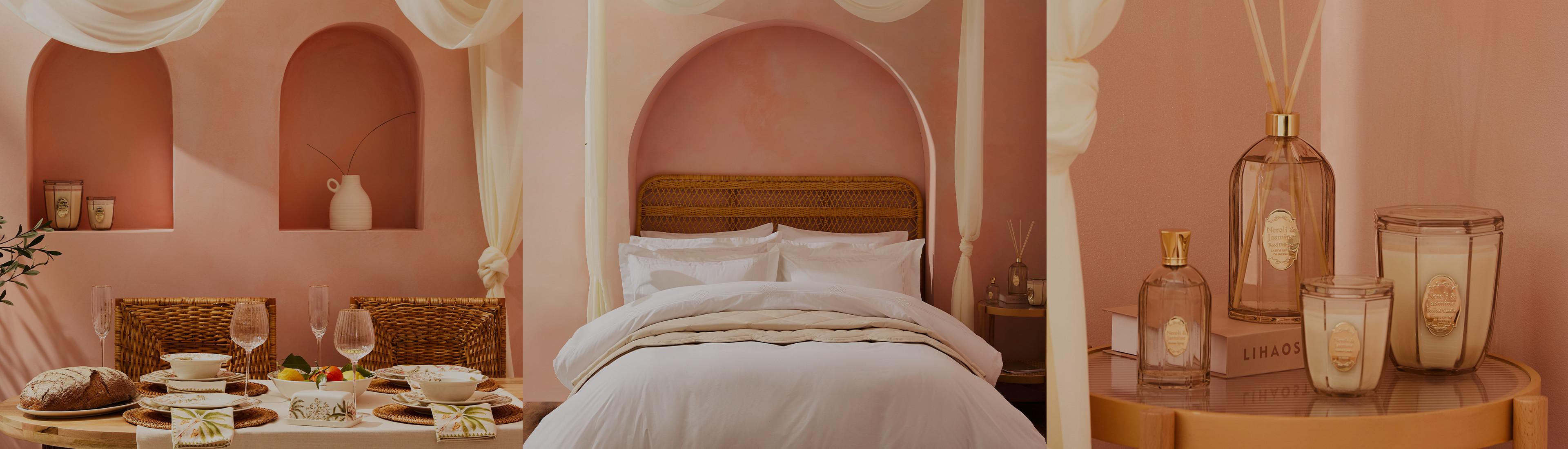 Schlafzimmer in Terrakotta-Optik mit Kopfteil aus Korbgeflecht, weißer Bettwäsche, Frühstückstisch und der LIHAOS-Duftkollektion.