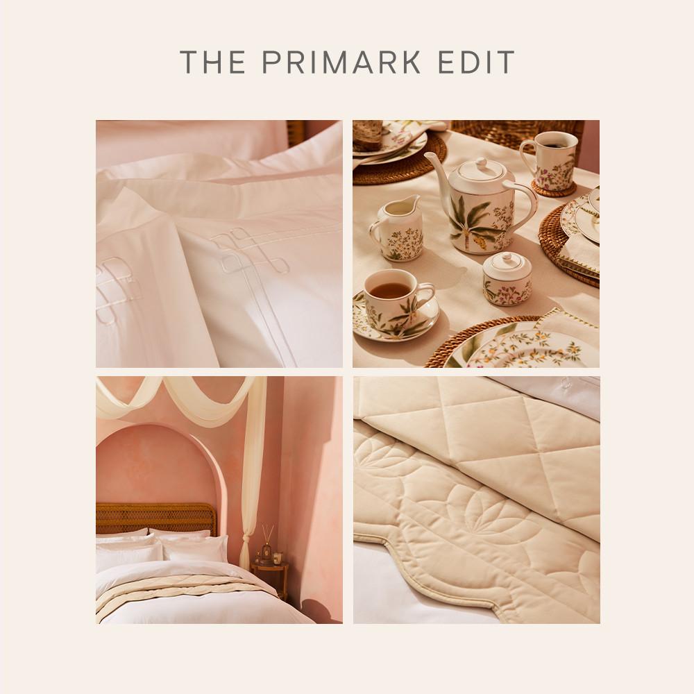 Die THE PRIMARK EDIT-Kollektion für den Wohnbereich umfasst weiße Bettwäsche, ein Teeservice mit Blumenmuster und eine cremefarbene, gesteppte Tagesdecke.