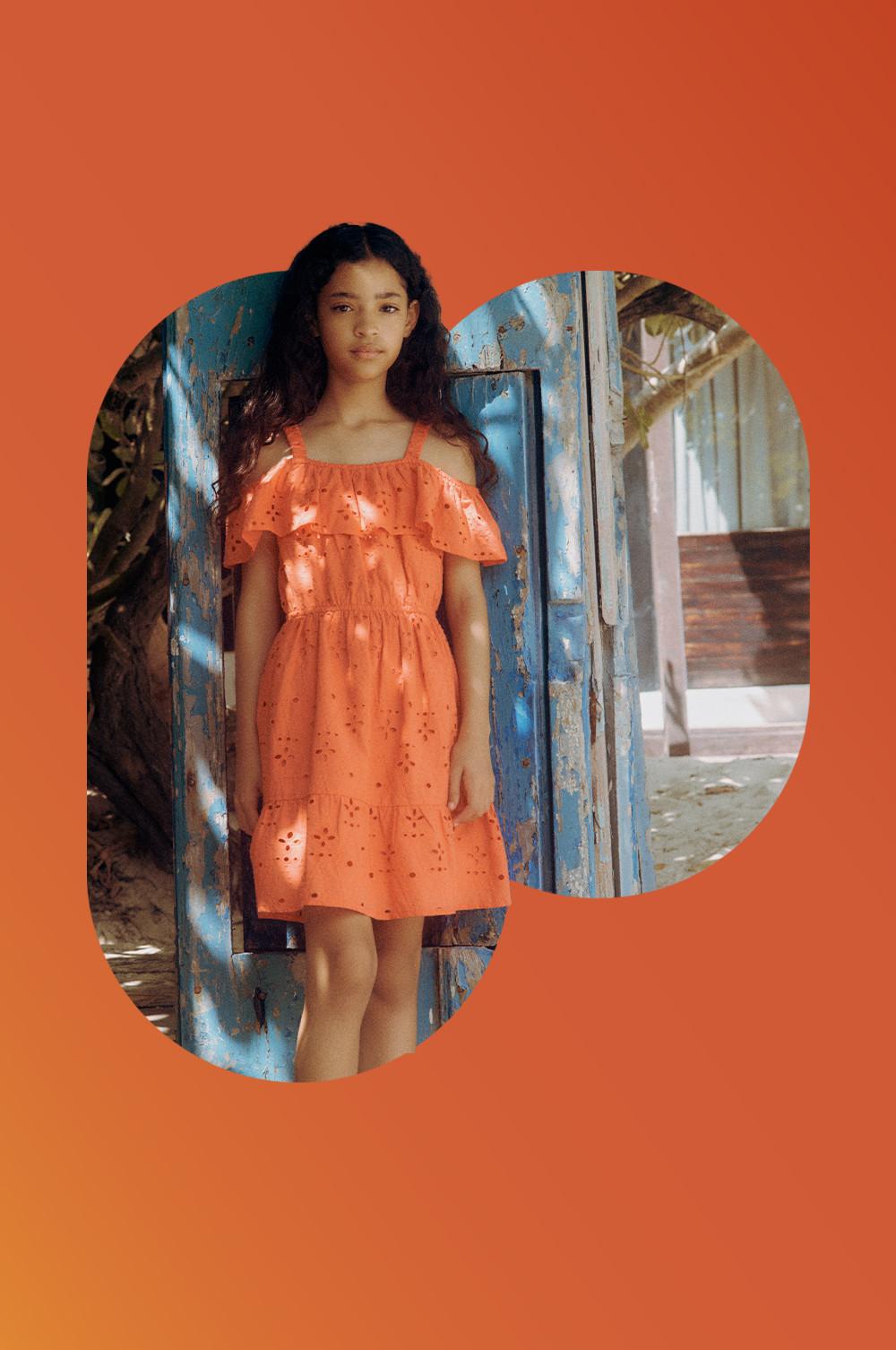 Kind in oranje jurk