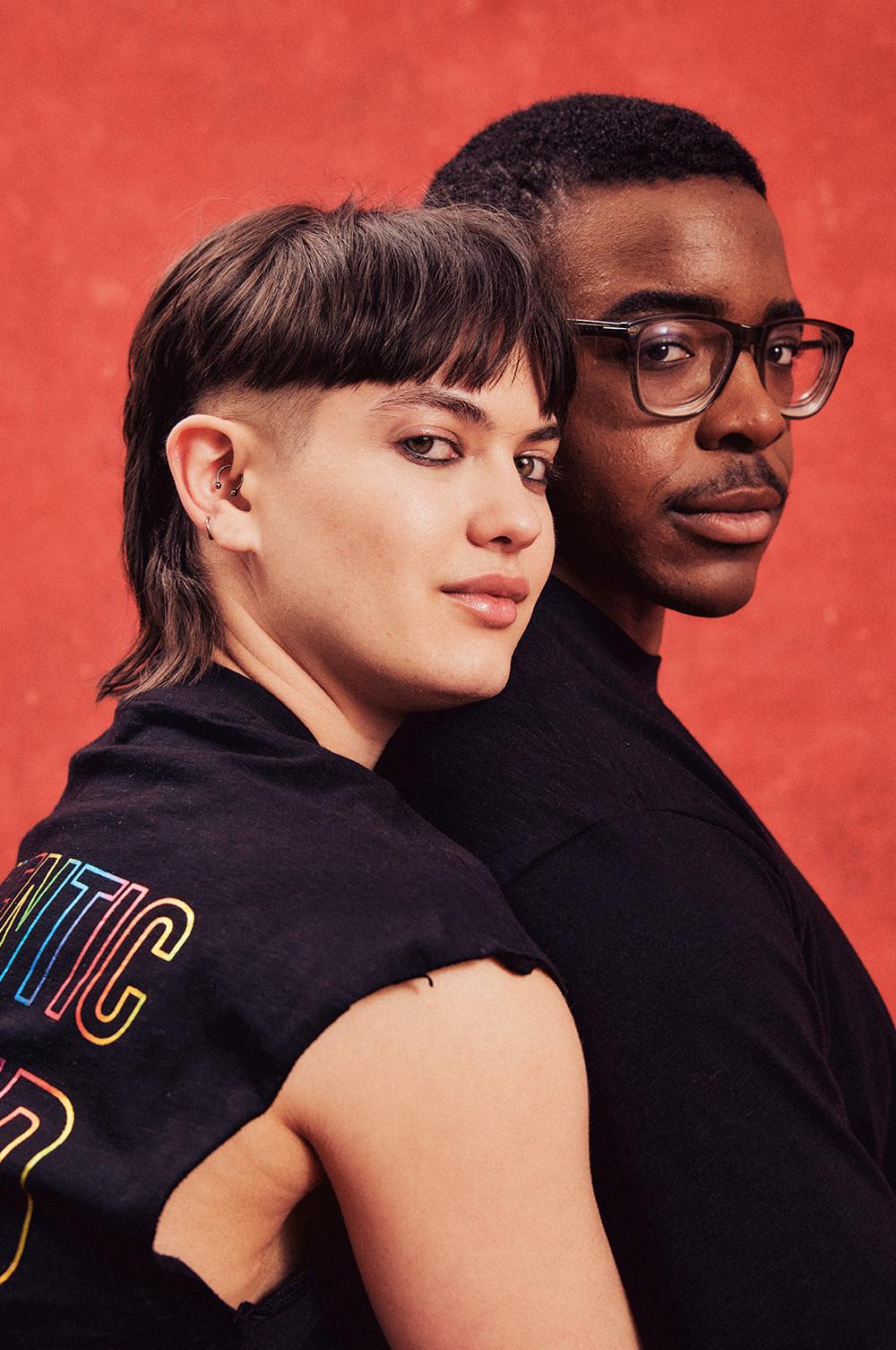 Modelli che indossano T-shirt del Pride