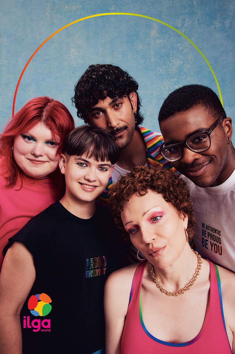 Gruppo di modelli che indossano abbigliamento a tema Pride