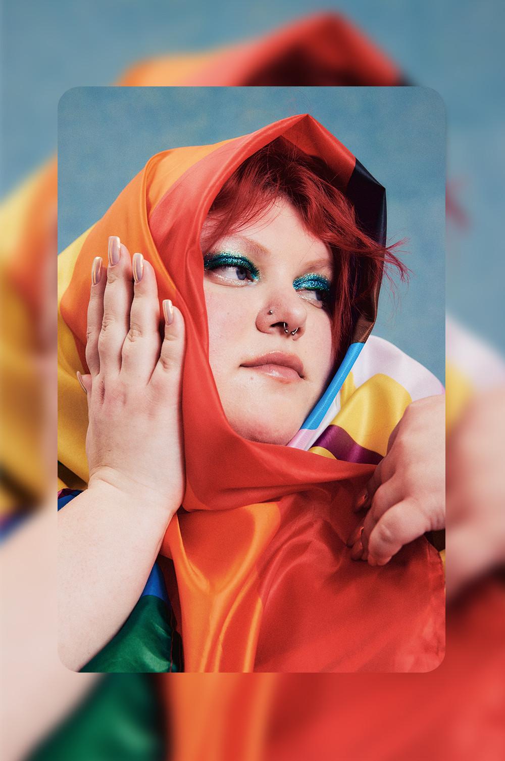 Modella che porta la bandiera del pride intorno alla testa
