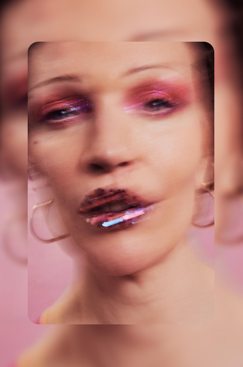 modella che indossa un trucco occhi rosa e un lucidalabbra glitterato