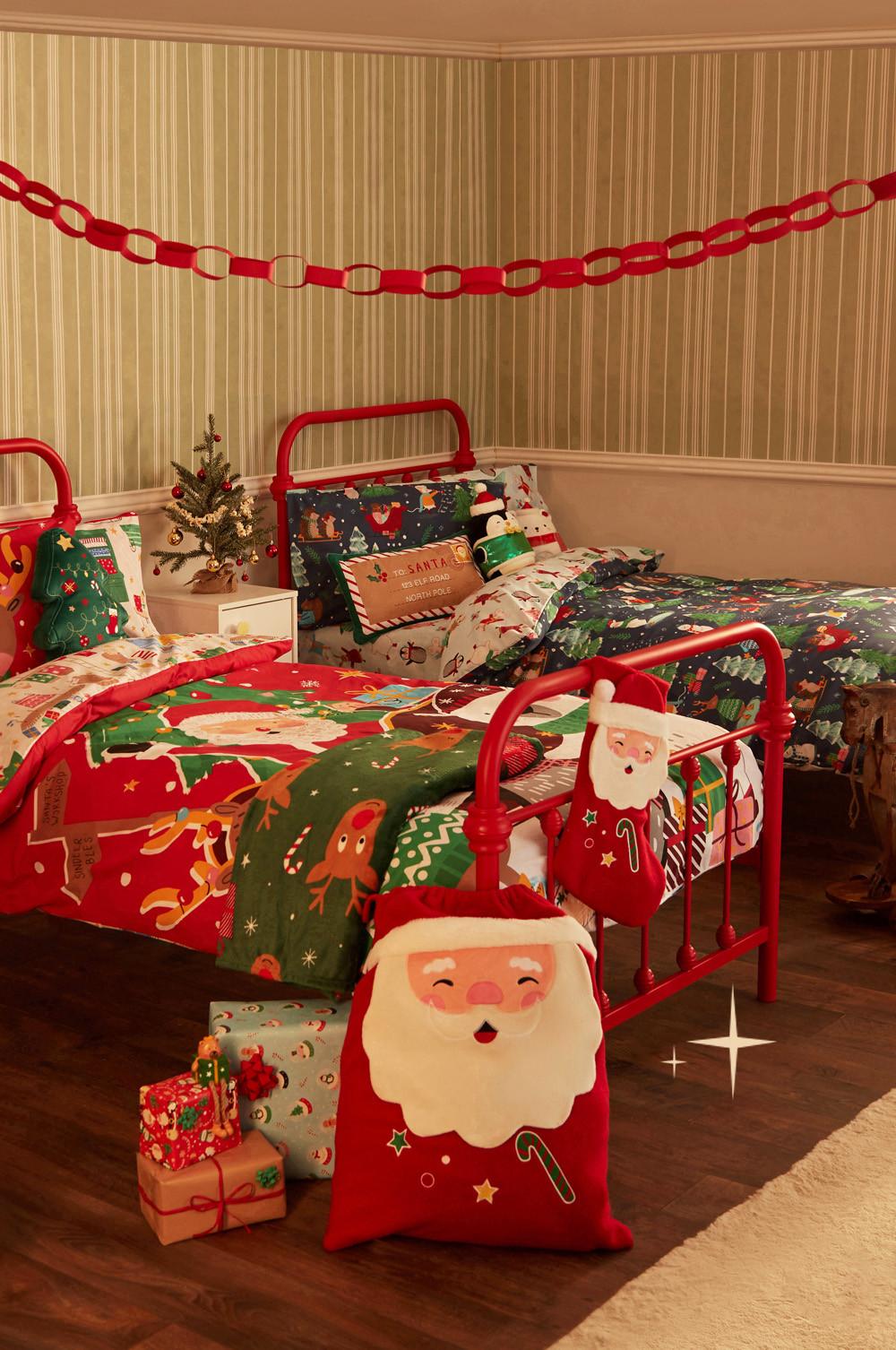 Roupa de cama e almofadas decorativas de Natal
