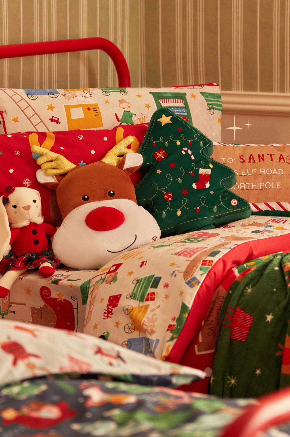 Roupa de cama e almofadas decorativas de Natal