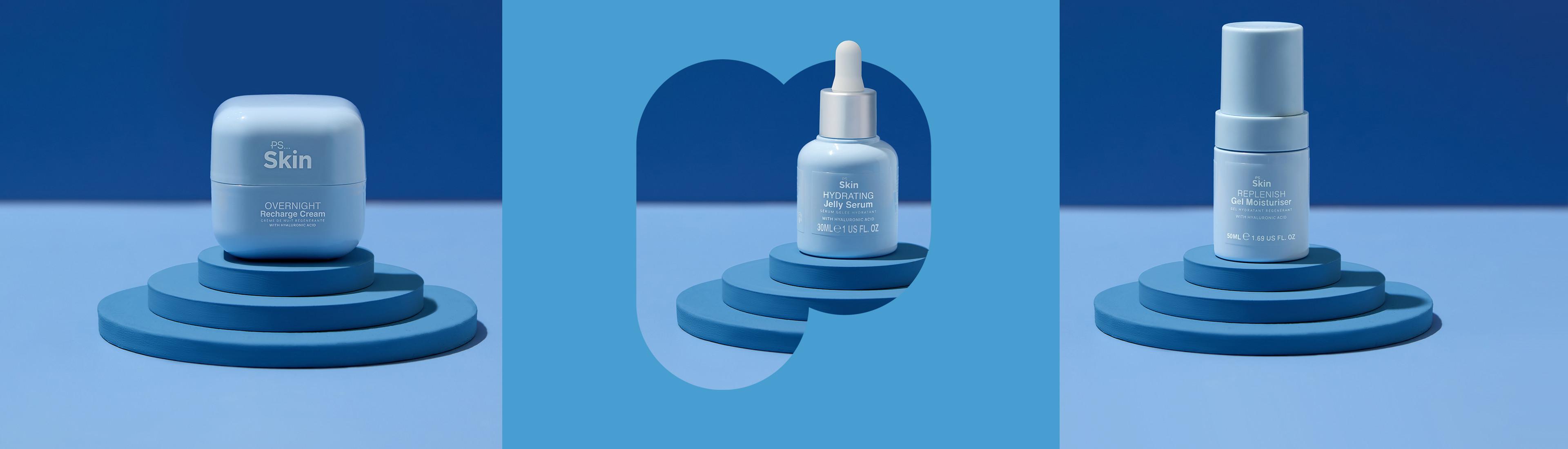 Trois produits Skin sur des présentoirs bleus : une crème de nuit, un sérum gelée hydratant et un gel hydratant.
