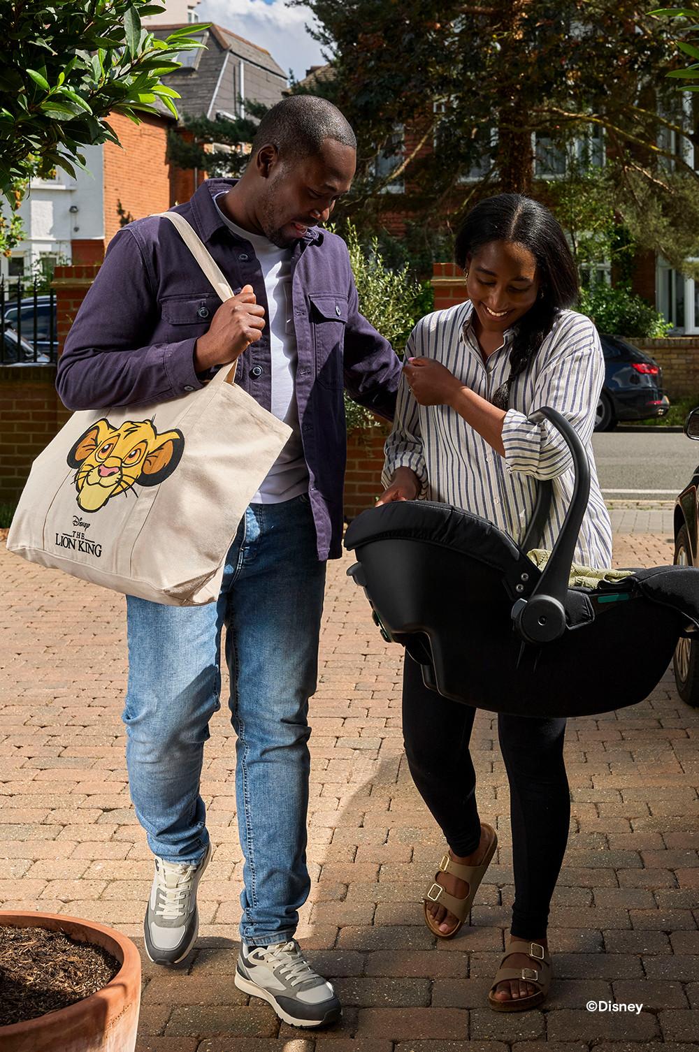 Pareja con bolso tote de El Rey León de Disney al hombro
