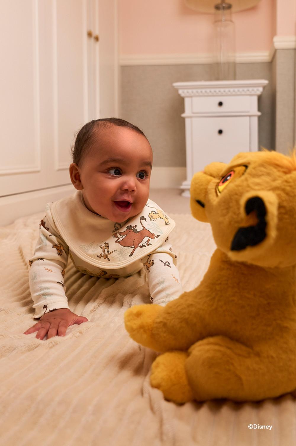 Bebé con babero de El Rey León de Disney