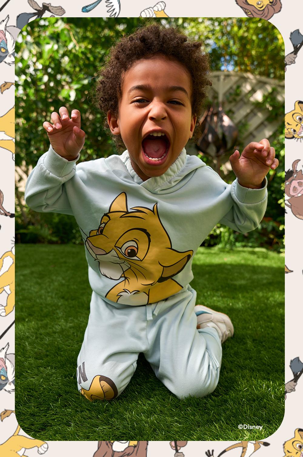 Niño con sudadera con capucha y pantalón de chándal a juego de El Rey León de Disney