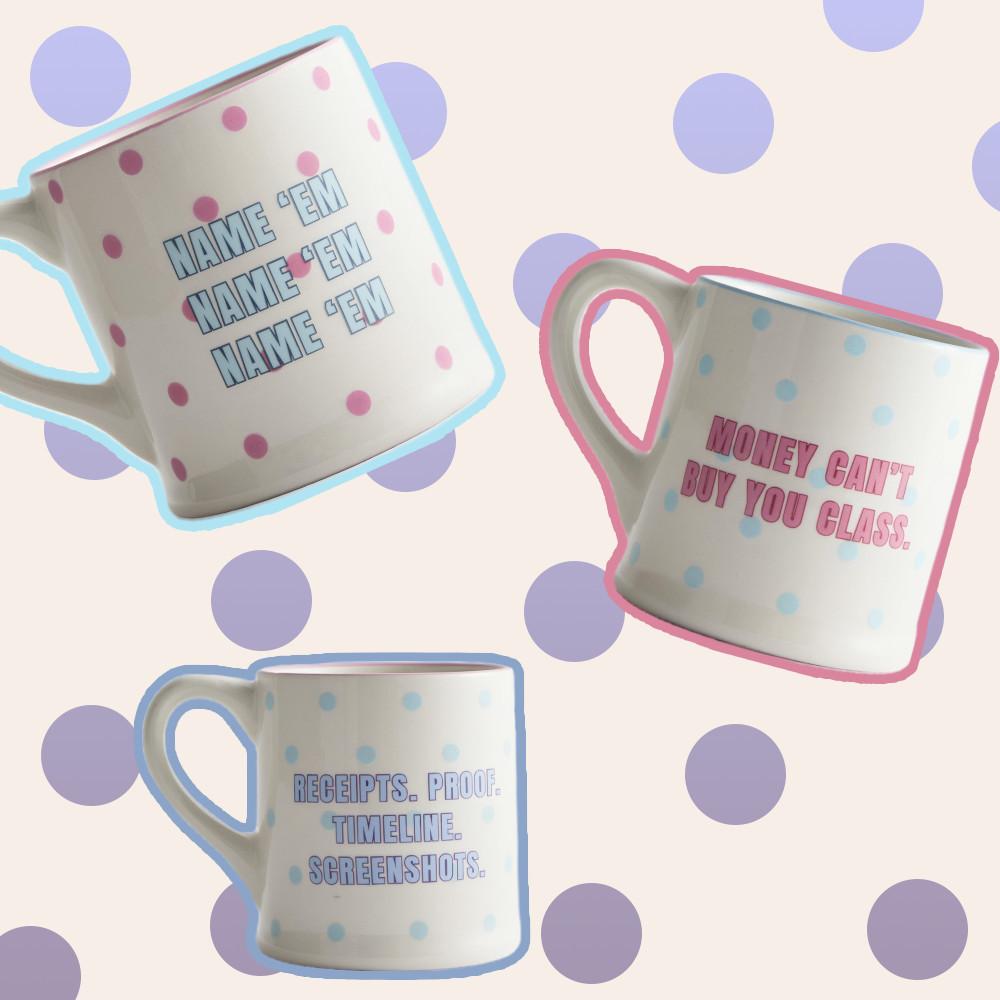 Trois tasses en céramique avec un message humoristique et des pois sur un fond à pois.