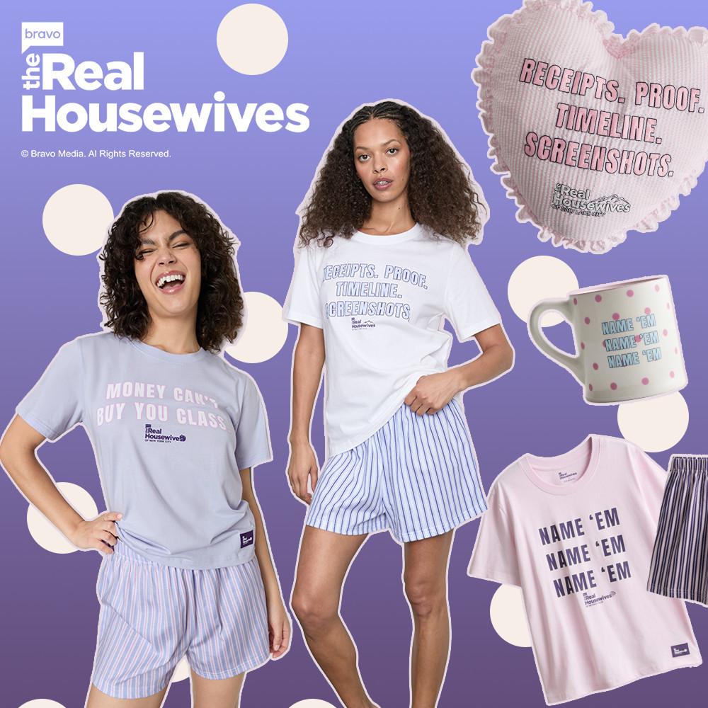 Due modelle che indossano pigiami di The Real Housewives con magliette con scritta e pantaloncini a righe.