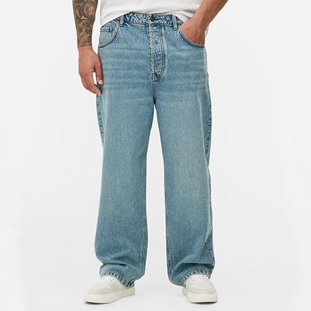 jasnoniebieskie jeansy