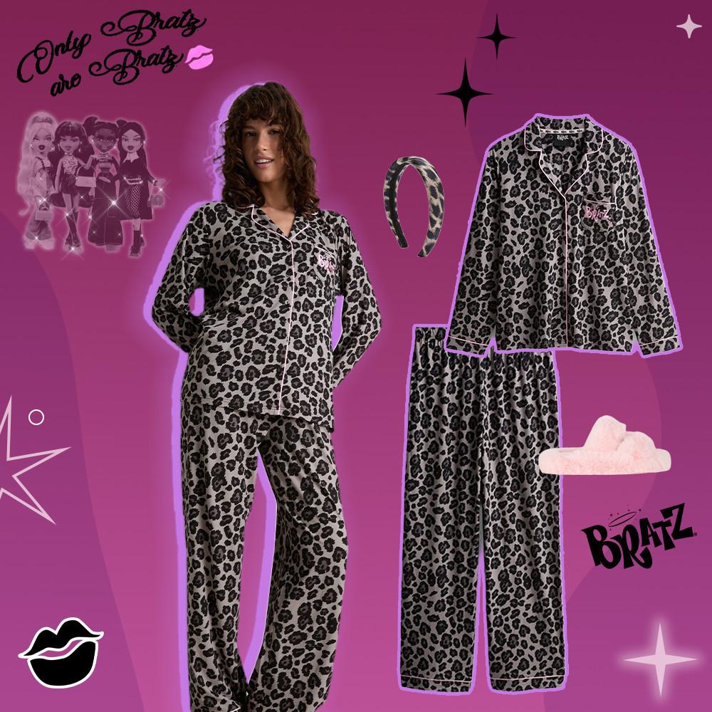 Mannequin portant un pyjama Bratz à imprimé léopard, composé d’un haut boutonné, d’un pantalon et d’un bandeau assorti.