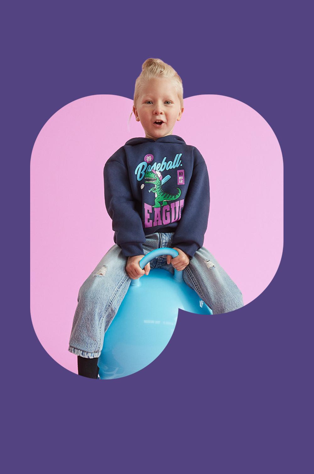 Enfant qui porte un pull à imprimé avec un jean