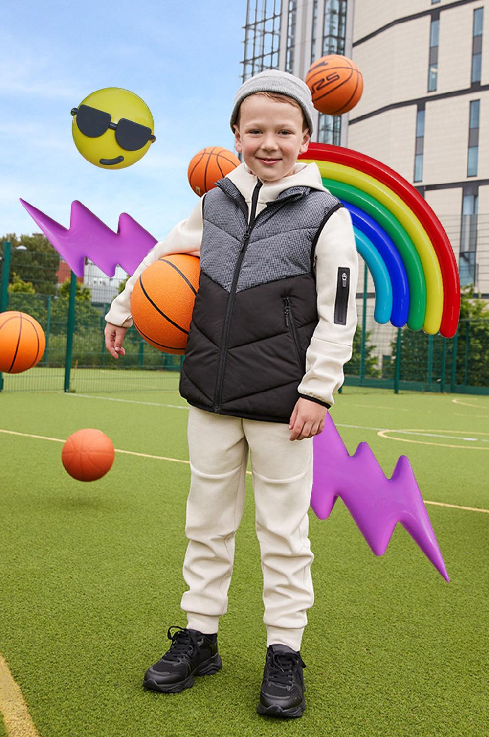 Enfant qui porte une veste, un survêtement et un bonnet