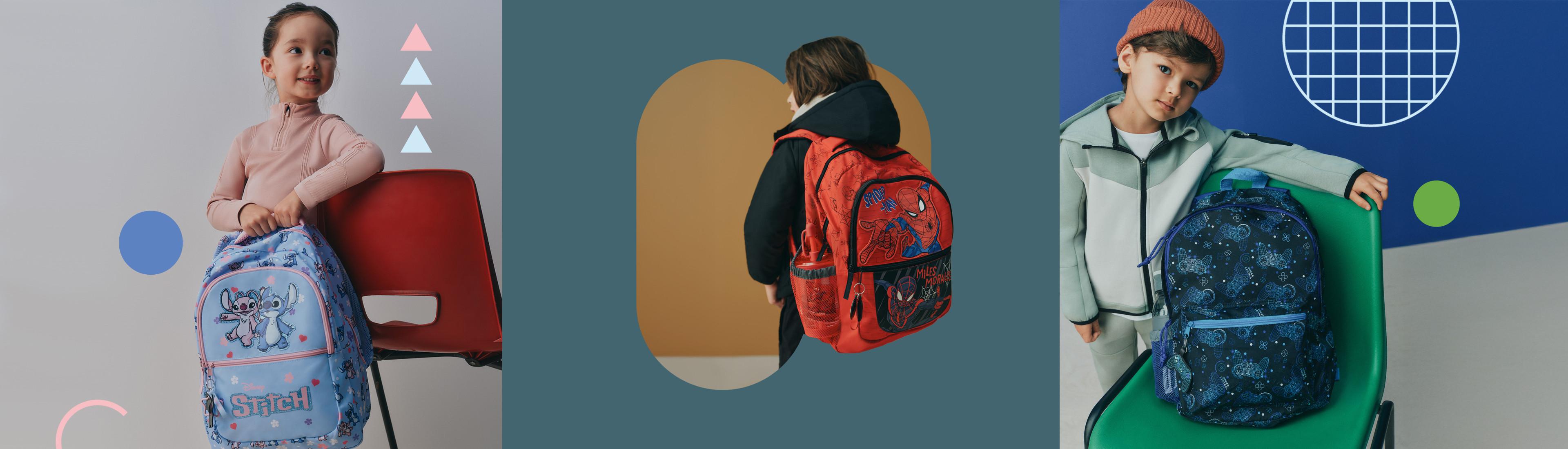 Tre modelli che indossano zaini
