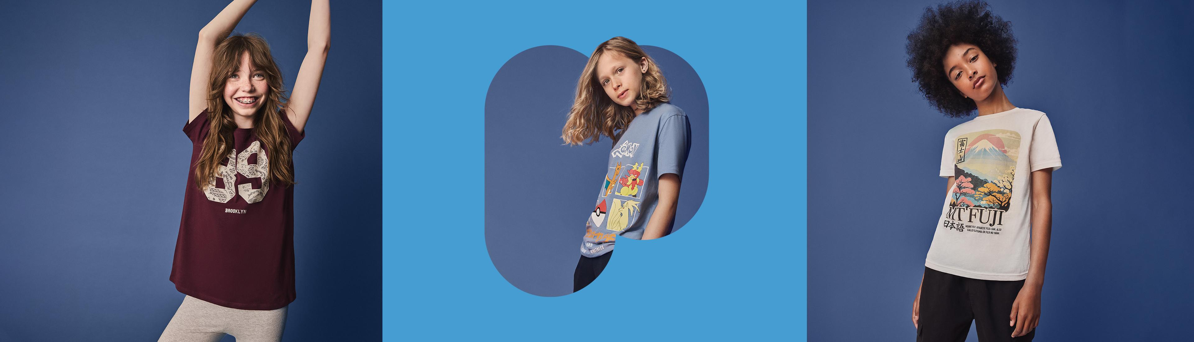 Trois mannequins portant des t-shirts graphiques et pantalons sur fond bleu