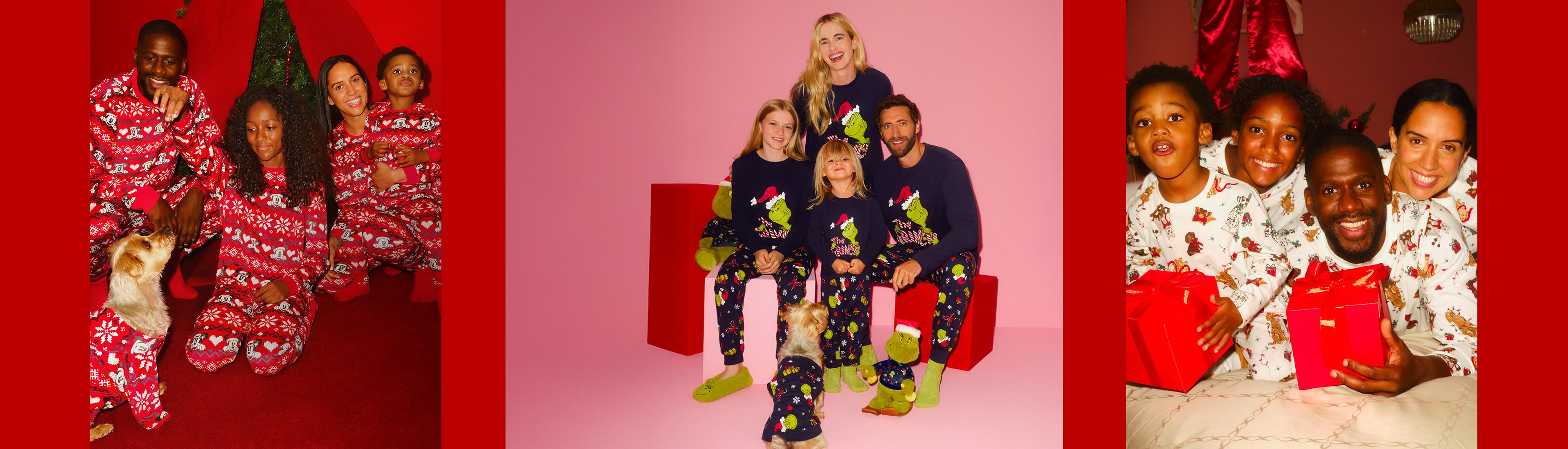 Trois familles portant des pyjamas de Noël assortis, notamment des motifs du Grinch et des motifs de Noël, posant avec des cadeaux et un chien.