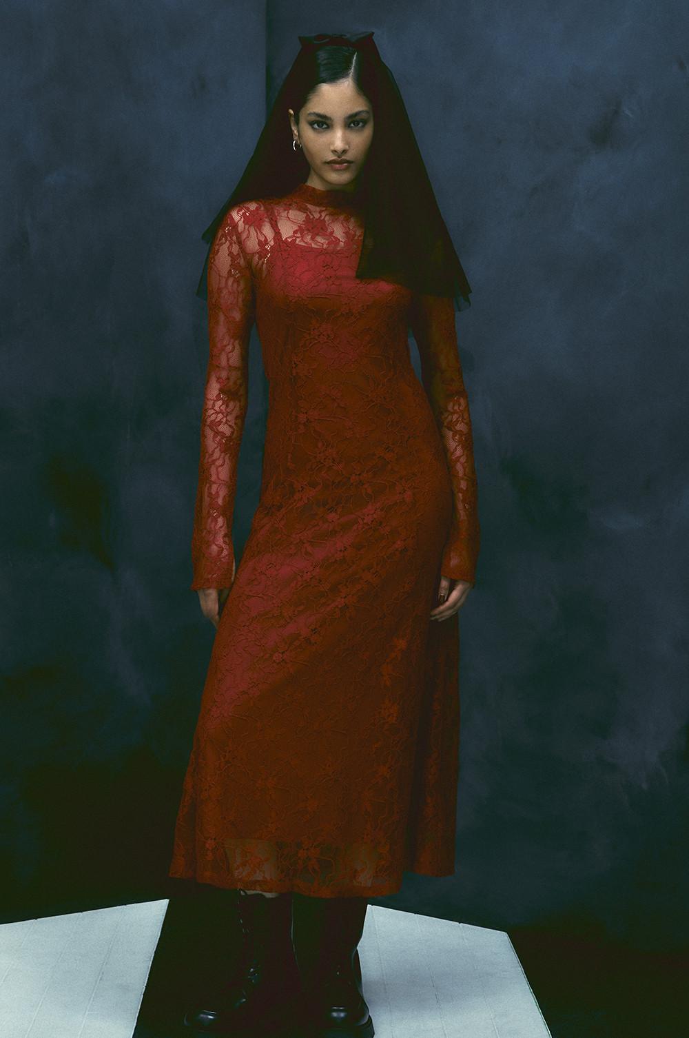 Le mannequin porte une robe en dentelle rouge